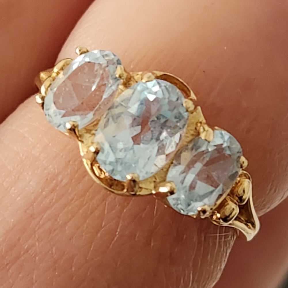 10k Aquamarine and Yellow Gold Ring. Size 6.75-7. Beautiful, 3 stones.